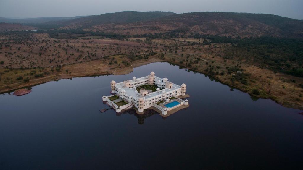 jüSTa Lake Nahargarh Palace